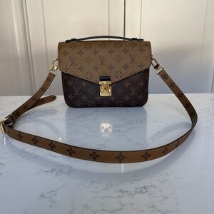Louis Vuitton Pochette Métis Monogram Reverse